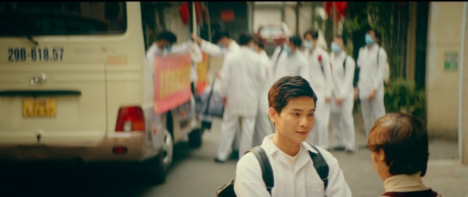 quan ap cung vinid tung mv xuc dong ve me tri an hau phuong chong dich hinh 1