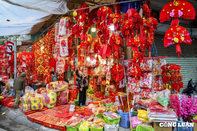 nguoi dan do ra duong mua sam do trang tri tet hinh 1