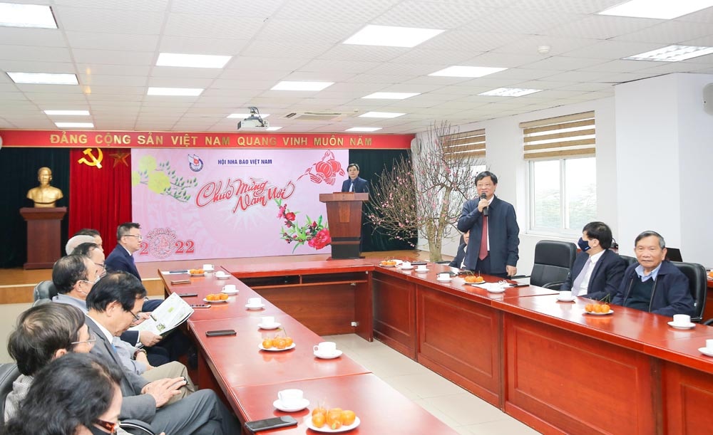 gap mat cac nha bao lao thanh nguyen lanh dao hoi va can bo nhan vien co quan trung uong hoi da nghi huu hinh 5