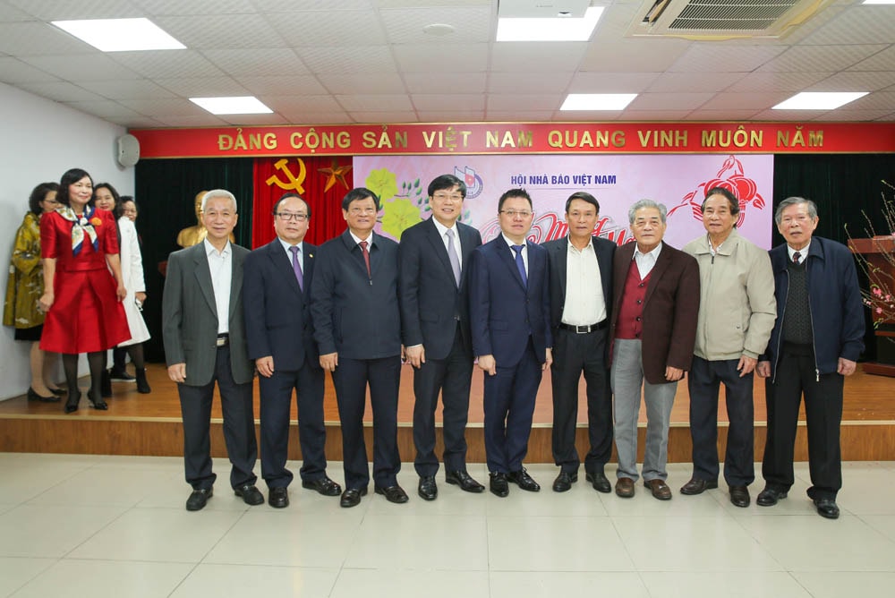 gap mat cac nha bao lao thanh nguyen lanh dao hoi va can bo nhan vien co quan trung uong hoi da nghi huu hinh 9