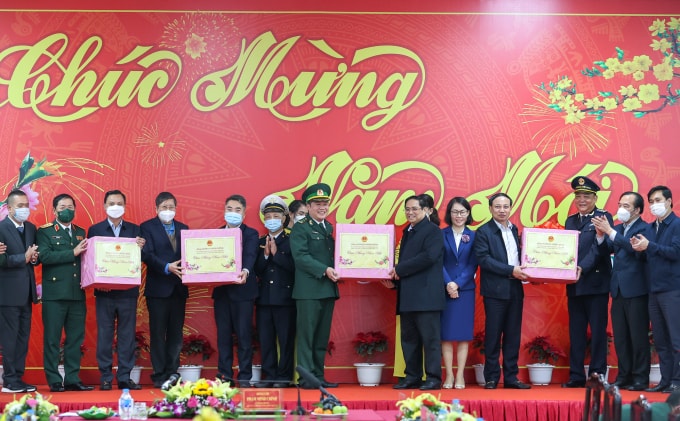 thu tuong dang huong tuong niem cac anh hung liet si hy sinh trong chien tranh bao ve bien gioi hinh 5