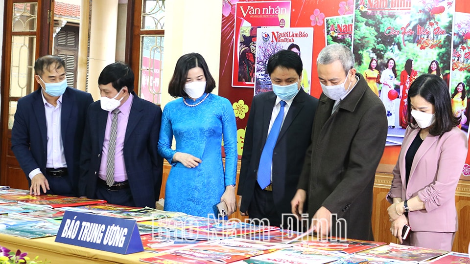 nam dinh trung bay hon 500 an pham tai trien lam bao xuan nham dan 2022 hinh 1