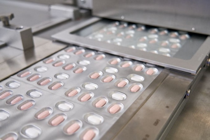eu cap phep thuoc vien khang covid cua pfizer hinh 1