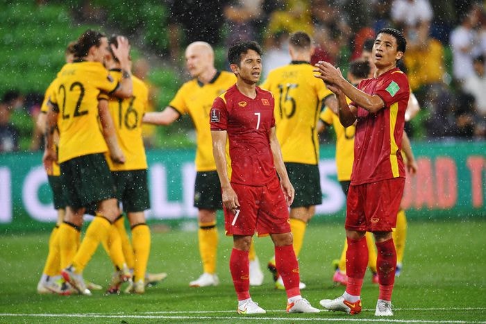 tuyen viet nam roi khoi top 100 the gioi tren bang xep hang fifa hinh 1
