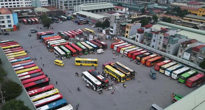khung canh trai nguoc tai ben xe ga tau voi cang hang khong dip can tet hinh 2