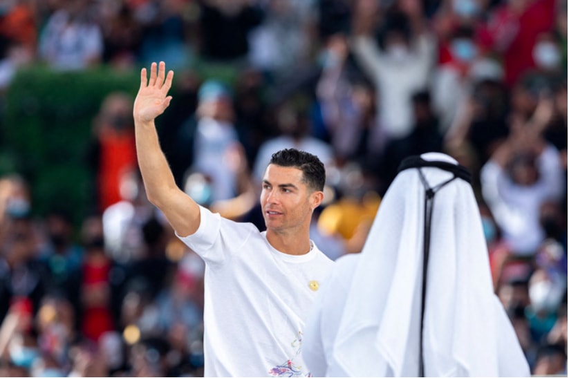 cristiano ronaldo nhan giai thuong o dubai hinh 1