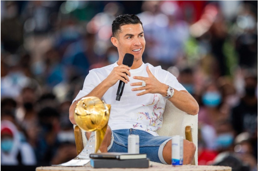 cristiano ronaldo nhan giai thuong o dubai hinh 2