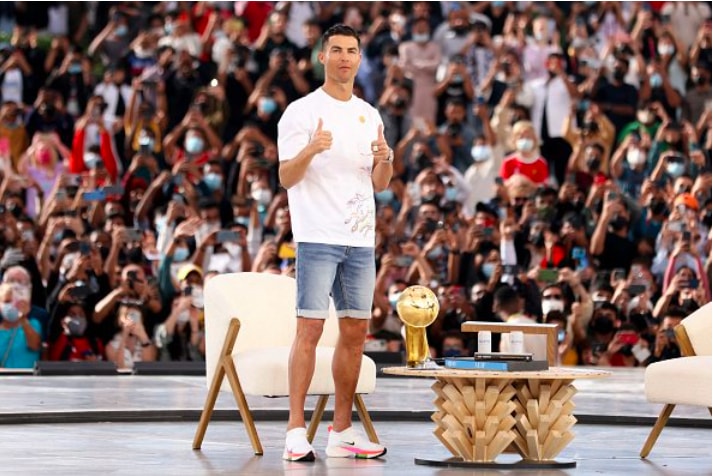 cristiano ronaldo nhan giai thuong o dubai hinh 5