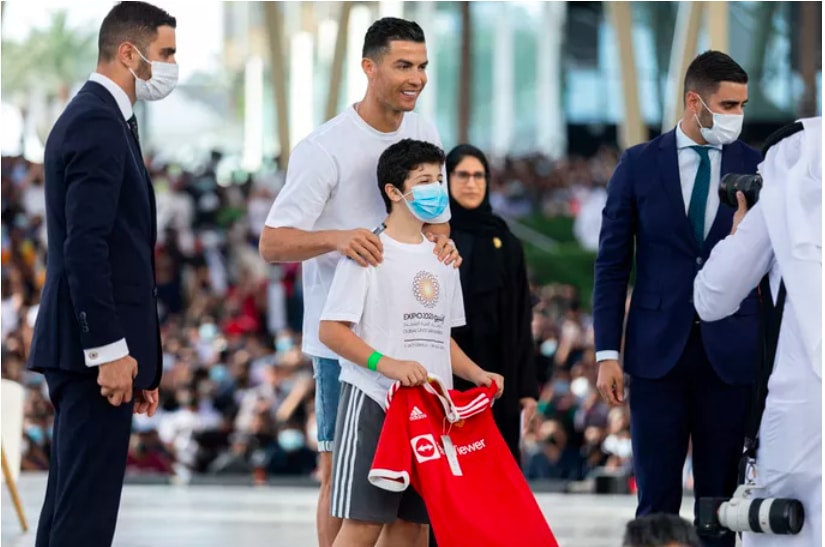 cristiano ronaldo nhan giai thuong o dubai hinh 7
