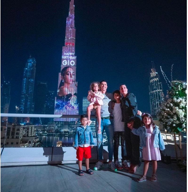 cristiano ronaldo nhan giai thuong o dubai hinh 8