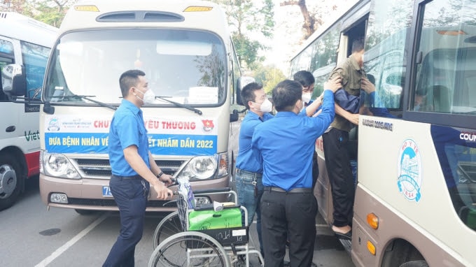 hue chuyen xe yeu thuong dua benh nhan ngheo ve que don tet hinh 1