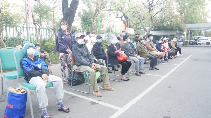 hue chuyen xe yeu thuong dua benh nhan ngheo ve que don tet hinh 2