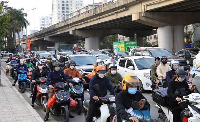 khung canh trai nguoc tai ben xe ga tau voi cang hang khong dip can tet hinh 3