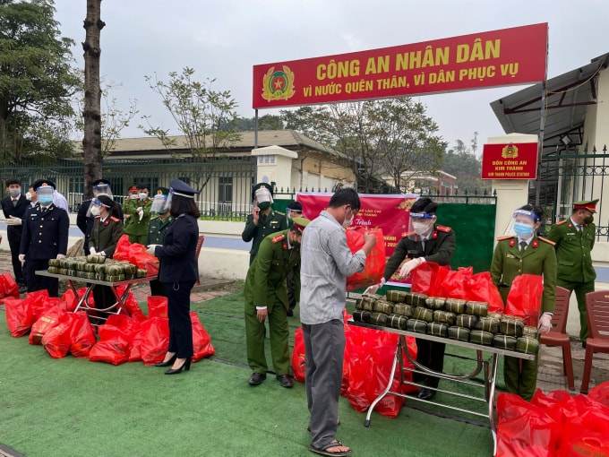 lao cai tang qua tet cho lai xe nam cho xuat khau hang sang trung quoc hinh 1