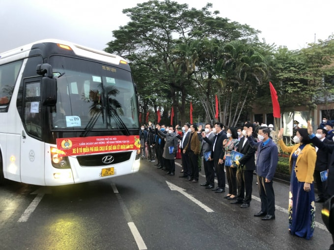 ha noi to chuc dua hon 1000 cong nhan ve que don tet hinh 1