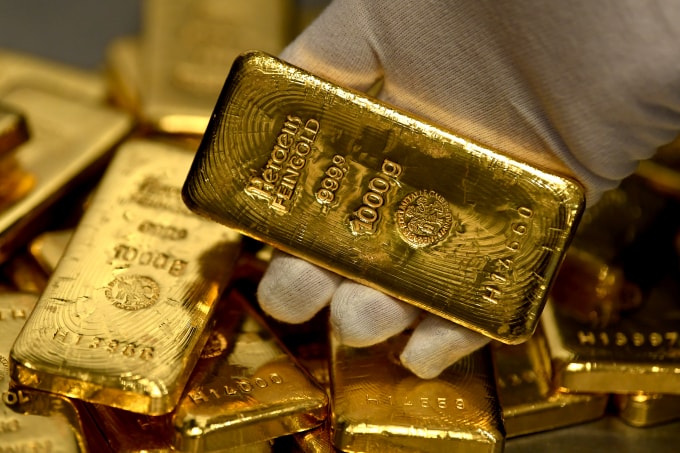 gia vang the gioi 1 2 tang tro lai sat moc 1800 usd hinh 1
