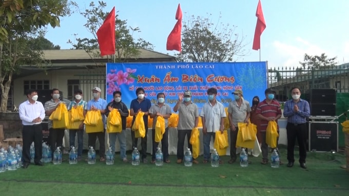 lao cai to chuc an tet cho hon 200 lai xe cho xuat khau hang tai cua khau kim thanh hinh 1
