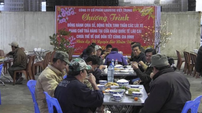 lao cai to chuc an tet cho hon 200 lai xe cho xuat khau hang tai cua khau kim thanh hinh 2