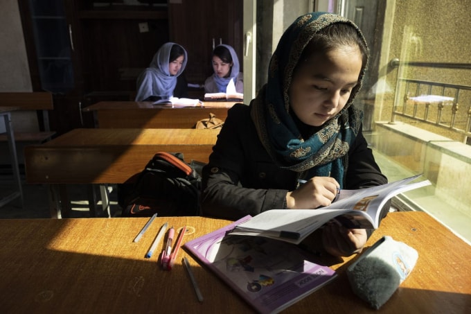 tre em gai afghanistan giac mo con chu hinh 1