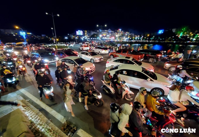 hang chuc ngan du khach do ve trung tam da lat ket xe nghiem trong hinh 11