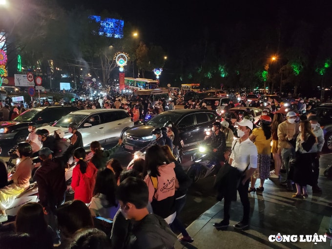 hang chuc ngan du khach do ve trung tam da lat ket xe nghiem trong hinh 12