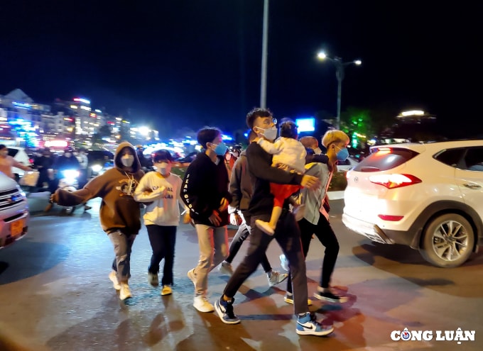 hang chuc ngan du khach do ve trung tam da lat ket xe nghiem trong hinh 14