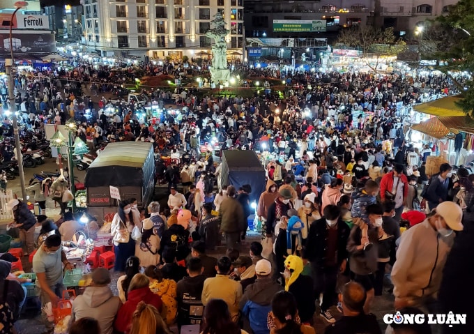 hang chuc ngan du khach do ve trung tam da lat ket xe nghiem trong hinh 3