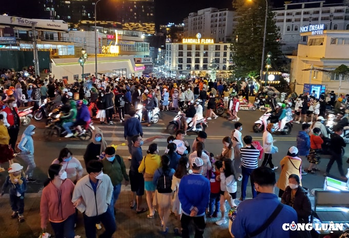 hang chuc ngan du khach do ve trung tam da lat ket xe nghiem trong hinh 5