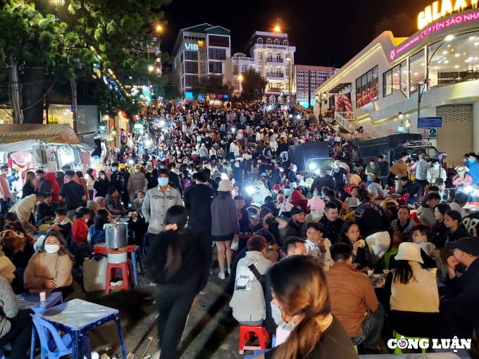 hang chuc ngan du khach do ve trung tam da lat ket xe nghiem trong hinh 4