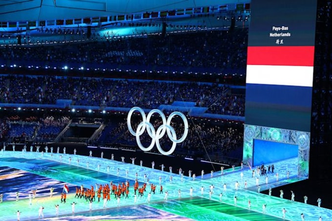 phong vien truyen hinh ha lan bi loi di khi dang dua tin truc tiep olympic hinh 1