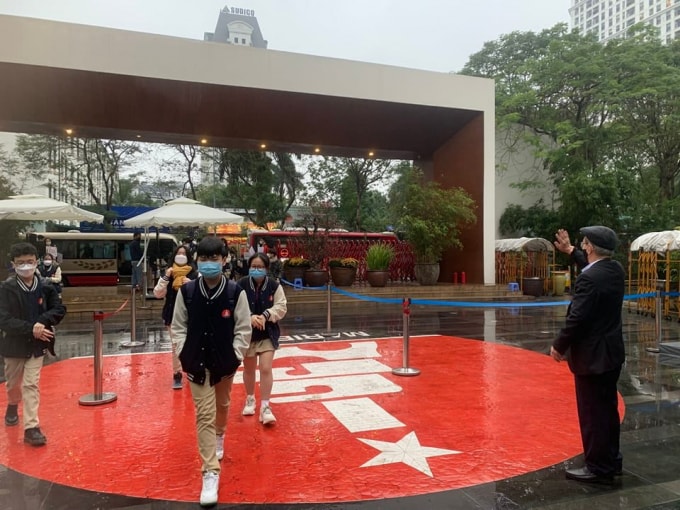 hoc sinh bac thcs ha noi tro lai truong hoc nhan li xi dau nam hinh 1