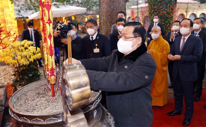 chu tich quoc hoi vuong dinh hue dang huong tuong nho cac bac tien nhan co cong voi dat nuoc hinh 1