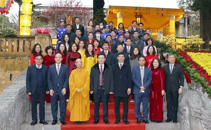 chu tich quoc hoi vuong dinh hue dang huong tuong nho cac bac tien nhan co cong voi dat nuoc hinh 2
