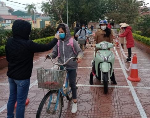 hoc sinh tieu hoc ngoai thanh ha noi han hoan di hoc tro lai hinh 2