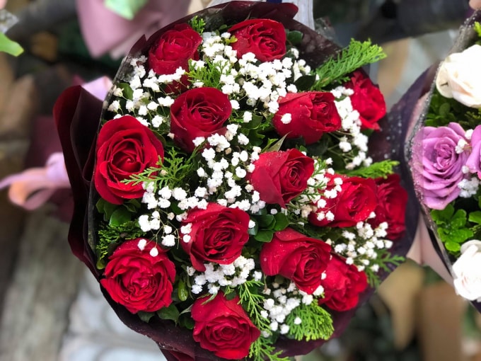 khan hiem nguon cung gia hoa tuoi ngay valentine doi gia bat thuong hinh 2