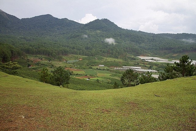 top 10 ngon nui co phong canh dep nhat viet nam me hoac du khach hinh 4