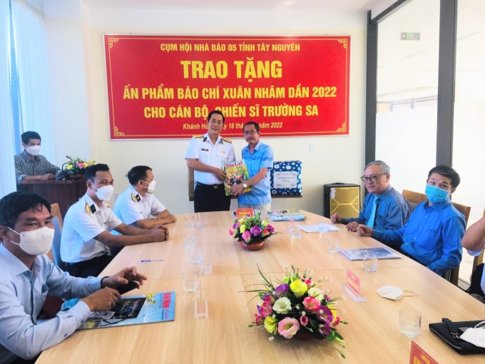 trao tang an pham bao chi xuan nham dan 2022 cho can bo chien si truong sa hinh 2