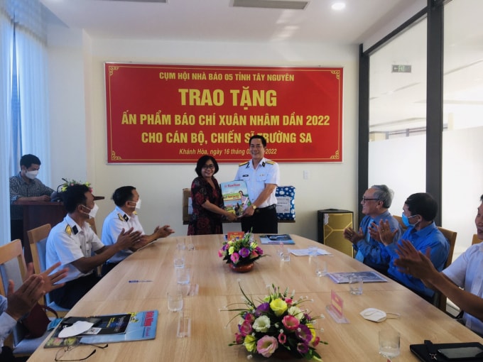 trao tang an pham bao chi xuan nham dan 2022 cho can bo chien si truong sa hinh 3
