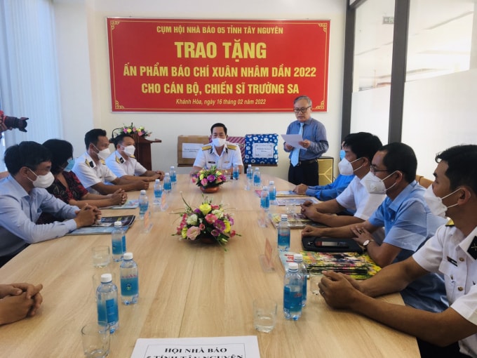 trao tang an pham bao chi xuan nham dan 2022 cho can bo chien si truong sa hinh 5