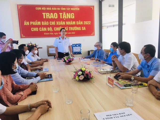 trao tang an pham bao chi xuan nham dan 2022 cho can bo chien si truong sa hinh 4