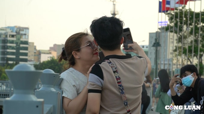 ngam cong vien ben bach dang sau cai tao tu tren cao thu hut gioi tre chup anh song ao hinh 10