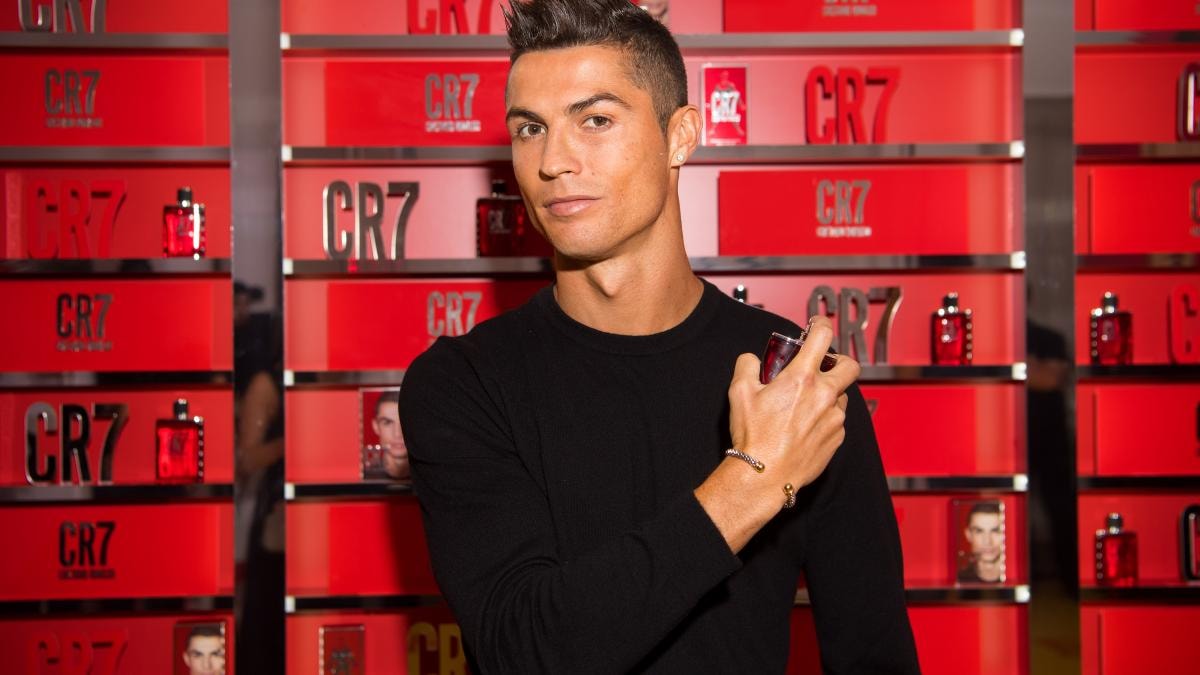 ronaldo kiem duoc 388 nghin bang tu luong nguoi fake tren moi bai dang o instagram hinh 1