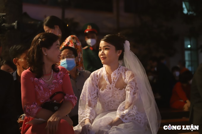 nhung hinh anh dau tien trong dam cuoi tap the cua 20 cap doi quan nhan hinh 8