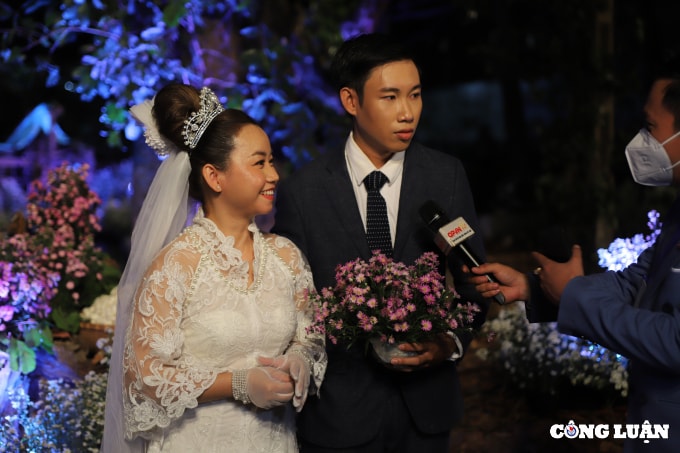 nhung hinh anh dau tien trong dam cuoi tap the cua 20 cap doi quan nhan hinh 5