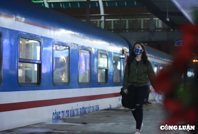 vang khach duong sat tam dung chay tau tuyen ha noi vinh hinh 1