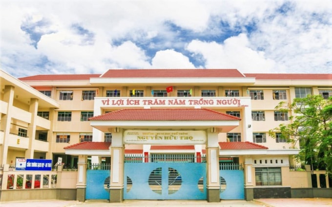 mot nu sinh cap 3 o tp hcm nhay lau tu tu trong gio ra choi hinh 1