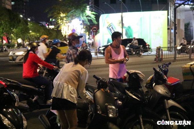 dau xe ban hang rong bat nhao tai cong vien moi cai tao o tp hcm khi nao duoi thi chay thoi hinh 8
