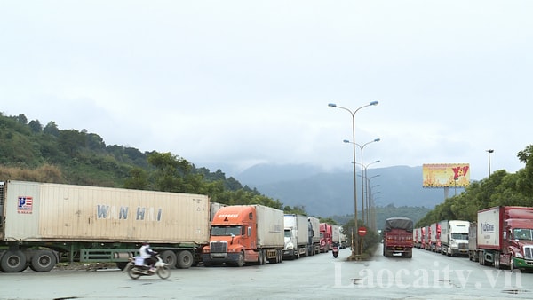 hon 2300 xe cho hang dang nam cho o cac cua khau lao cai hinh 1