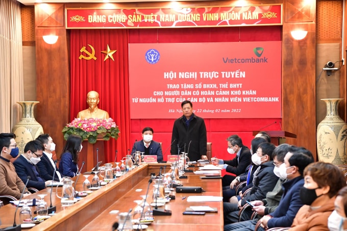 vietcombank va bhxh viet nam to chuc hoi nghi truc tuyen trao tang so bhxh the bhyt cho nguoi dan co hoan canh kho khan hinh 1