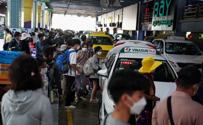 bo tri du taxi giai toa hanh khach tai cang hang khong tan son nhat hinh 1